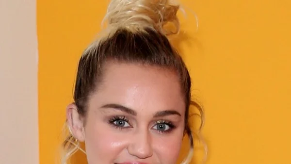 Майли Сайръс се снима чисто гола (снимки)