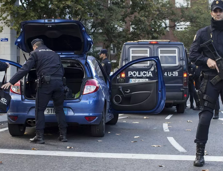 Испанските полицаи с мобилни камери на униформите си