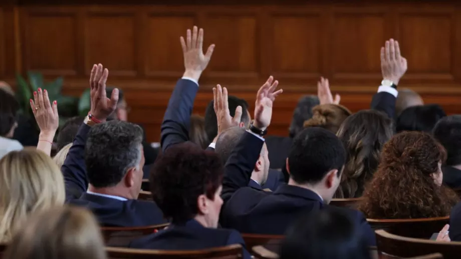 Актуализираха бюджета посред нощ: ще има пари за всички