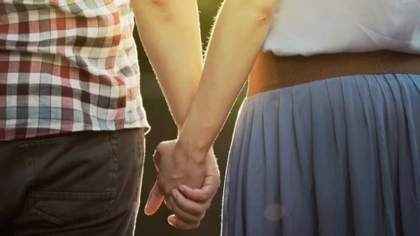 Какво издава за връзката ви начинът, по който се държите за ръце