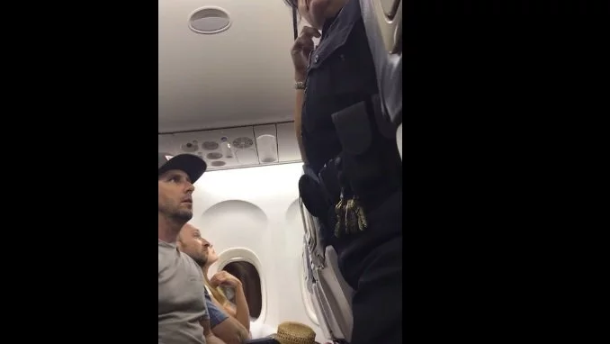 Отново грубо отношение на американска авиокомпания към пътници (Видео)