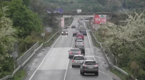 Пътищата на места са хлъзгави, карайте внимателно