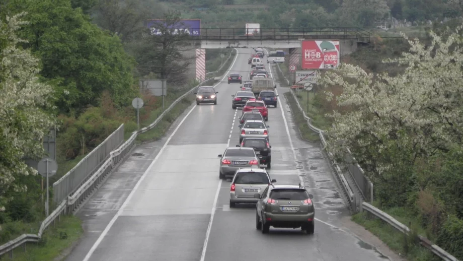 Пътищата на места са хлъзгави, карайте внимателно