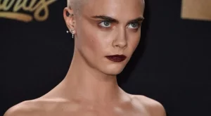 Кара Делевин - с обръсната глава и нова татуировка (СНИМКИ)