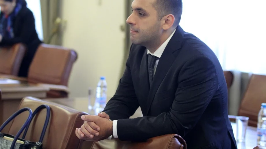 Икономическият министър твърди, че не познава Делян Пеевски и Цветан Василев