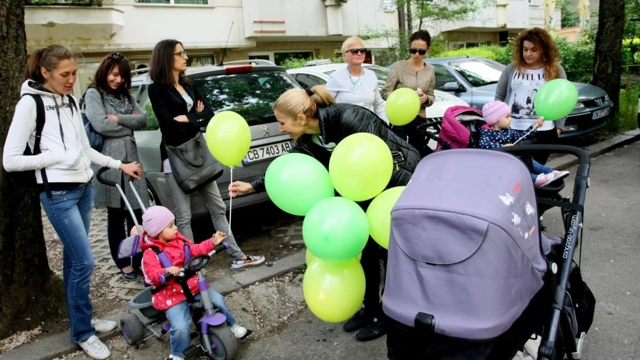Родителите, които се върнат на работа 6 месеца след раждането на детето си, ще получават 50% от обезщетението