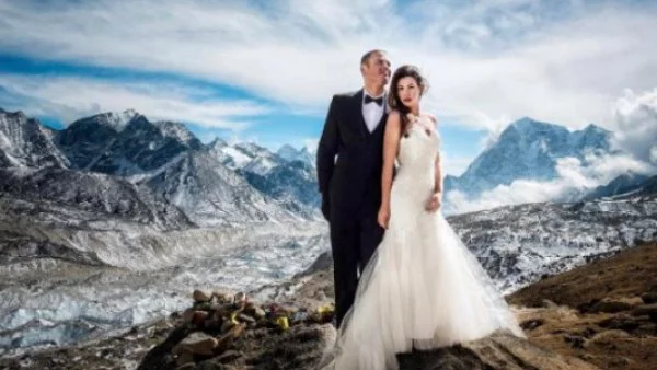 Да сключиш брак на Еверест и да получиш най-уникалните сватбени снимки
