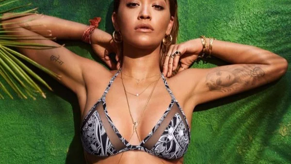 Рита Ора рекламира бански (видео)