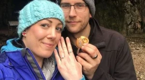 Жена носи годежния си пръстен цяла година, без да знае