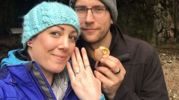 Жена носи годежния си пръстен цяла година, без да знае