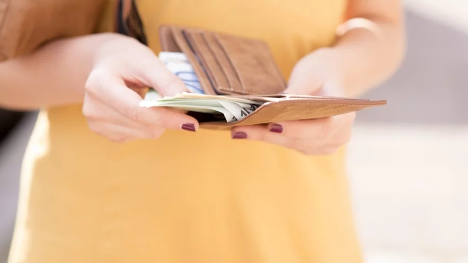 Ако иска нормален живот, на едно семейство в България са му нужни 2325 лв. на месец