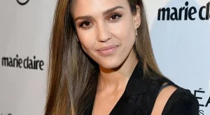 Бременната Джесика Алба се съблече по бански (снимки)