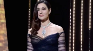 Моника Белучи прикова погледите със страстна целувка 