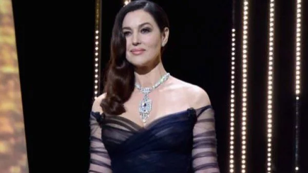 Моника Белучи прикова погледите със страстна целувка 