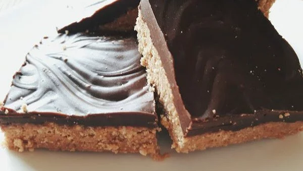 Шоколадови блокчета с фъстъчено масло