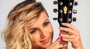 Изкуство върху ноктите с Avon Mark