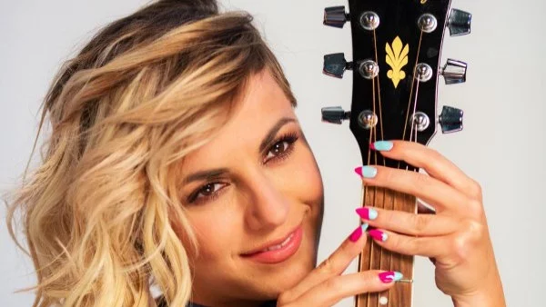 Изкуство върху ноктите с Avon Mark