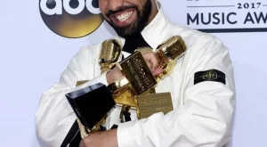 Дрейк обра наградите на "Билборд" (видео)