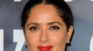 Салма Хайек се появи с розова коса (снимка)