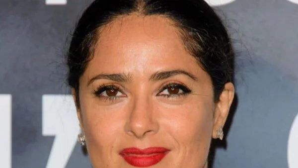 Салма Хайек се появи с розова коса (снимка)