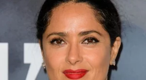 Салма Хайек - неотразима по бански и на 50 (снимки)