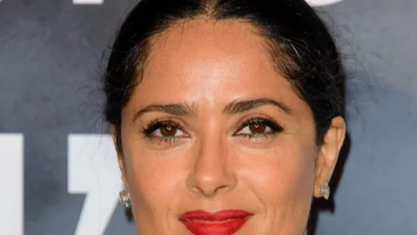 Салма Хайек - неотразима по бански и на 50 (снимки)