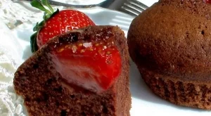 Шоколадови кексчета с ягоди