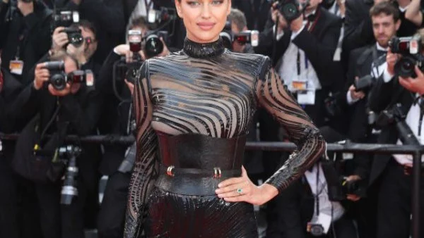 Ирина Шейк показа страхотна фигура след раждането в Кан 