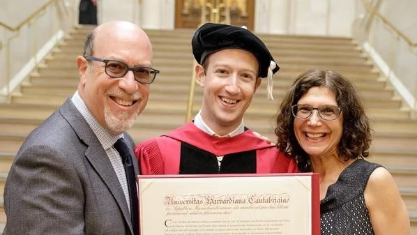 Зукърбърг най-сетне се дипломира (Снимка) 