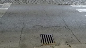 Асфалтът на Руски паметник се напука 2 години след ремонта (Снимки)