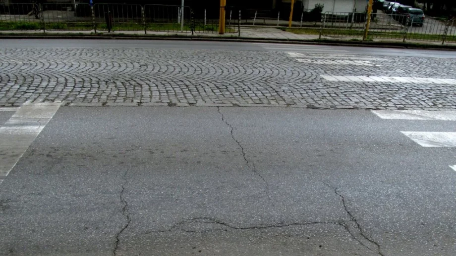 Асфалтът на Руски паметник се напука 2 години след ремонта (Снимки)