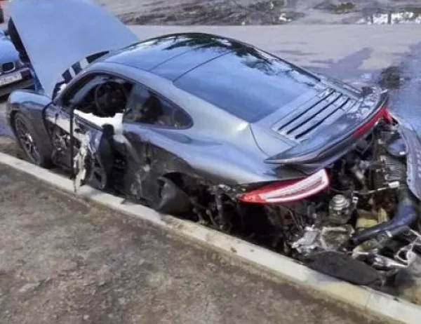Механик разби Porsche 911 на клиент