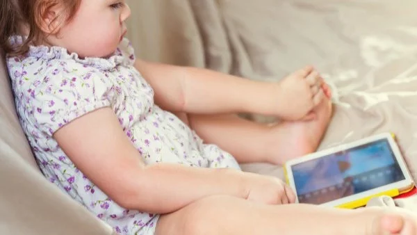 Внимавайте! Екраните нанасят сериозни вреди на децата