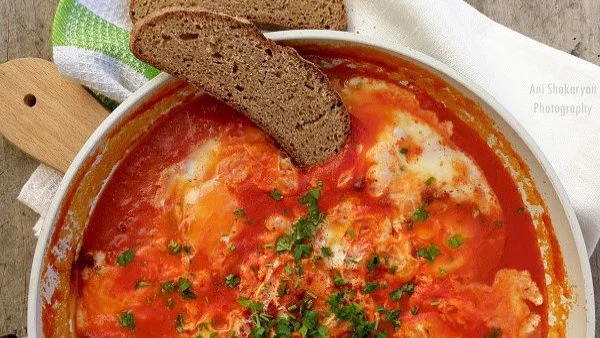 Яйца в доматен сос