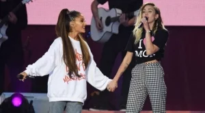 Ариана Гранде пя в почит на жертвите от Манчестър