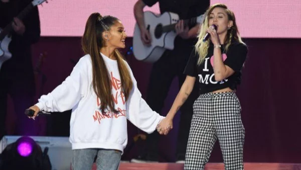 Ариана Гранде пя в почит на жертвите от Манчестър