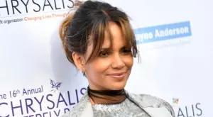 55-годишната Холи Бери показа супер тяло по бански (СНИМКИ)