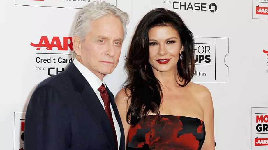 Майкъл Дъглас и Катрин Зита-Джоунс отпразнуваха рождения си ден (СНИМКИ + ВИДЕО)