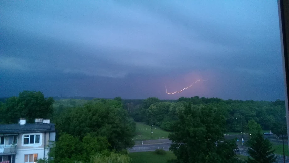 Как да се предпазим от мълнии на открито?