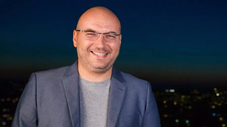 Доведената дъщеря на шеф Манчев стана репортер в "На кафе" (СНИМКА)