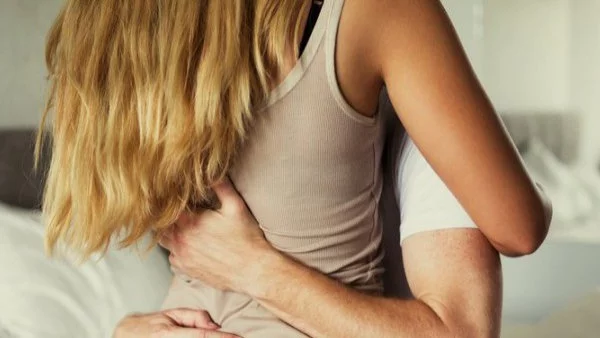 Коя е любимата ти секс поза според зодията