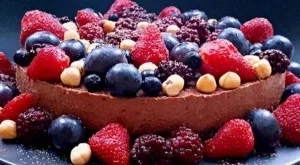 Сурова шоколадова торта с плодове