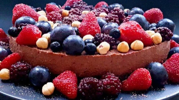 Сурова шоколадова торта с плодове