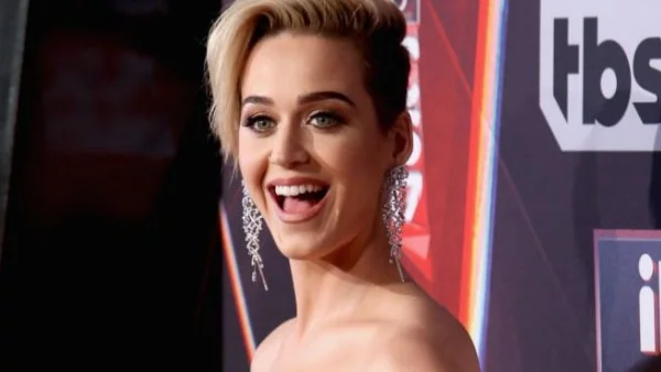 Кейти Пери ще живее в манастир