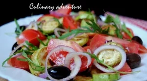 Салата с тиквички и домати