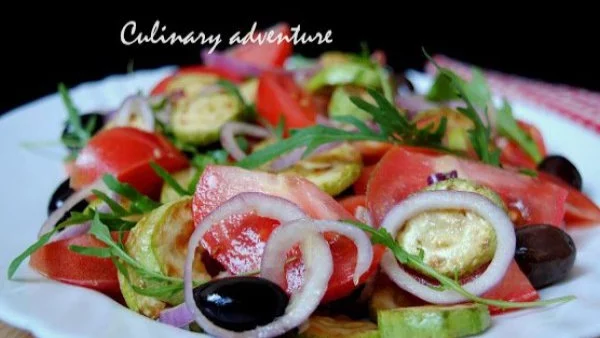 Салата с тиквички и домати