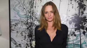 Стела МакКартни изненада с улично ревю и платове от водорасли и ябълки (ВИДЕО)