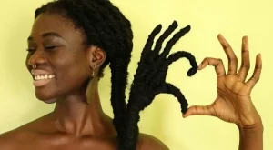 Жена прави скулптури от косата си 