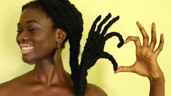 Жена прави скулптури от косата си 