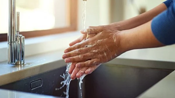 Чистите ръце пазят от летни вируси 